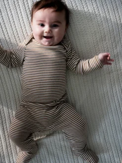 Serendipity Organics Baby Stribet Dragt - Almond/Offwhite- Heldragter M. Fod