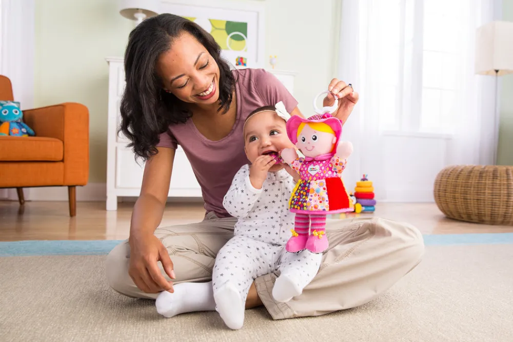 Lamaze Emily Dukke Rangle- Stofdukker|Legetøj Til Barnevogne & Autostole