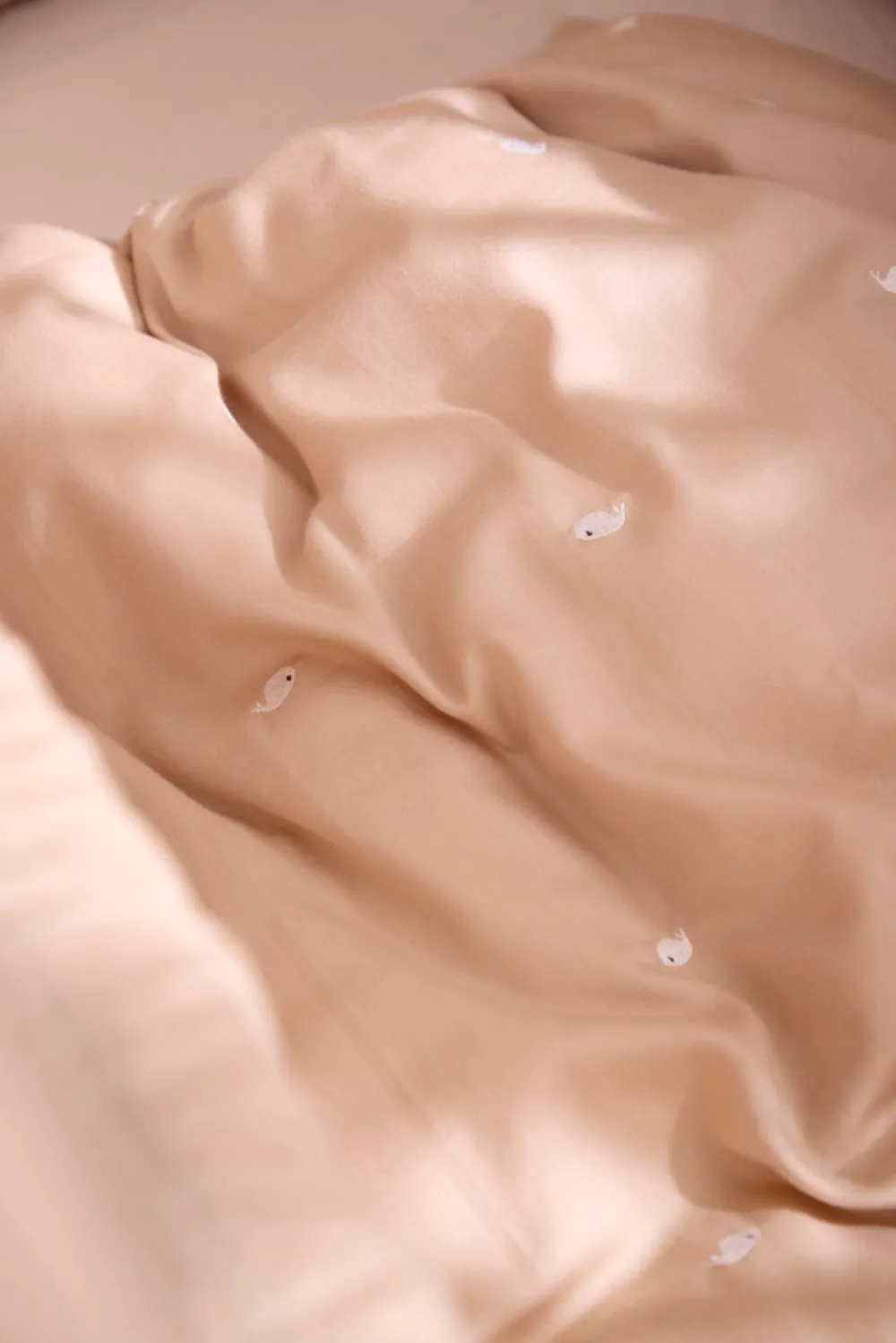 Filibabba Junior sengetøj - Warm grey med broderet Christian hval-Børn Sengetøj