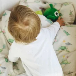 All By Voss Junior sengetøj, Dino Green/Beige 100x140 cm-Børn Sengetøj