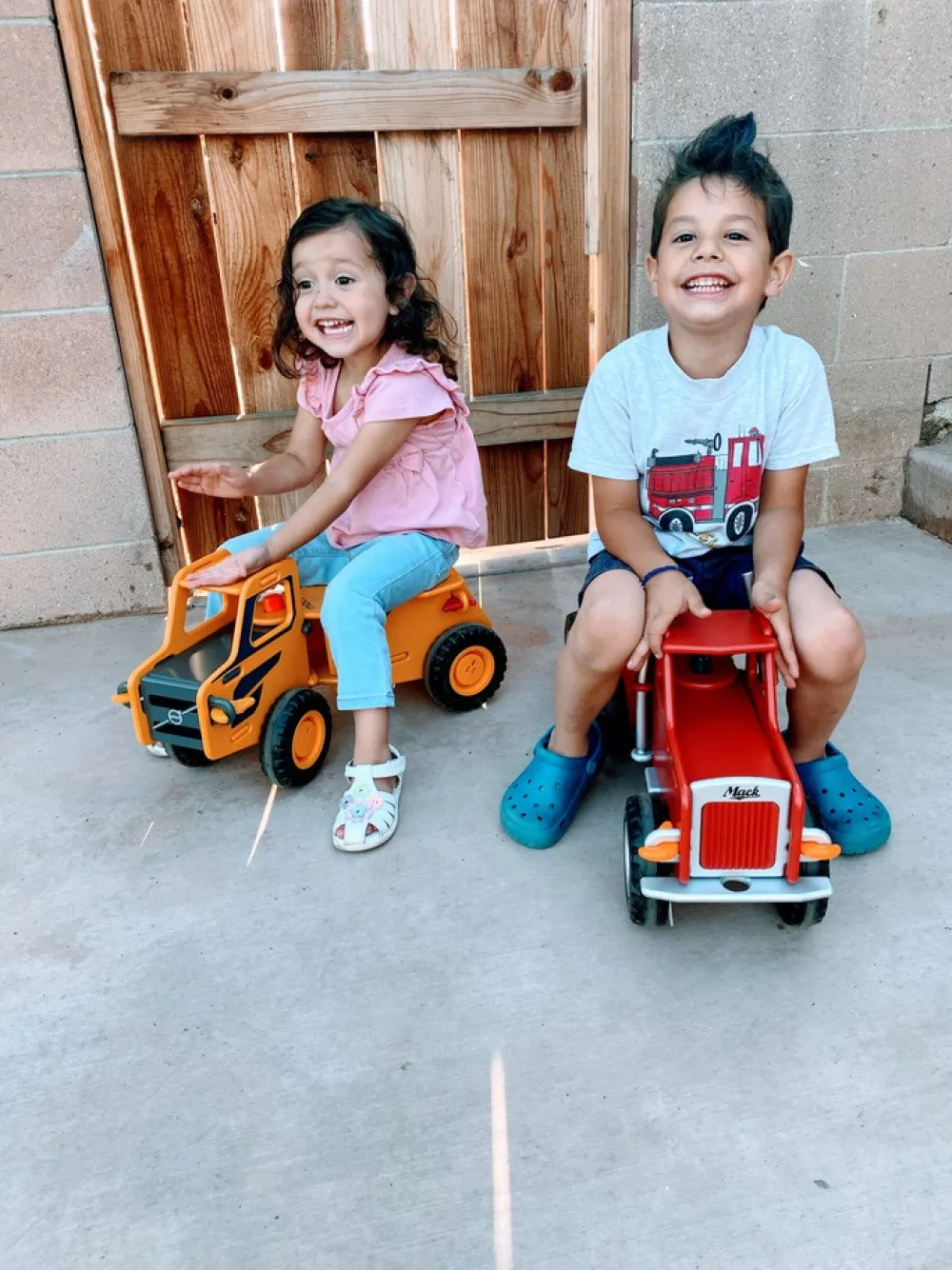 Moover Toys Ride-on Mack lastbil rød- Gåvogne & Aktivitetsborde