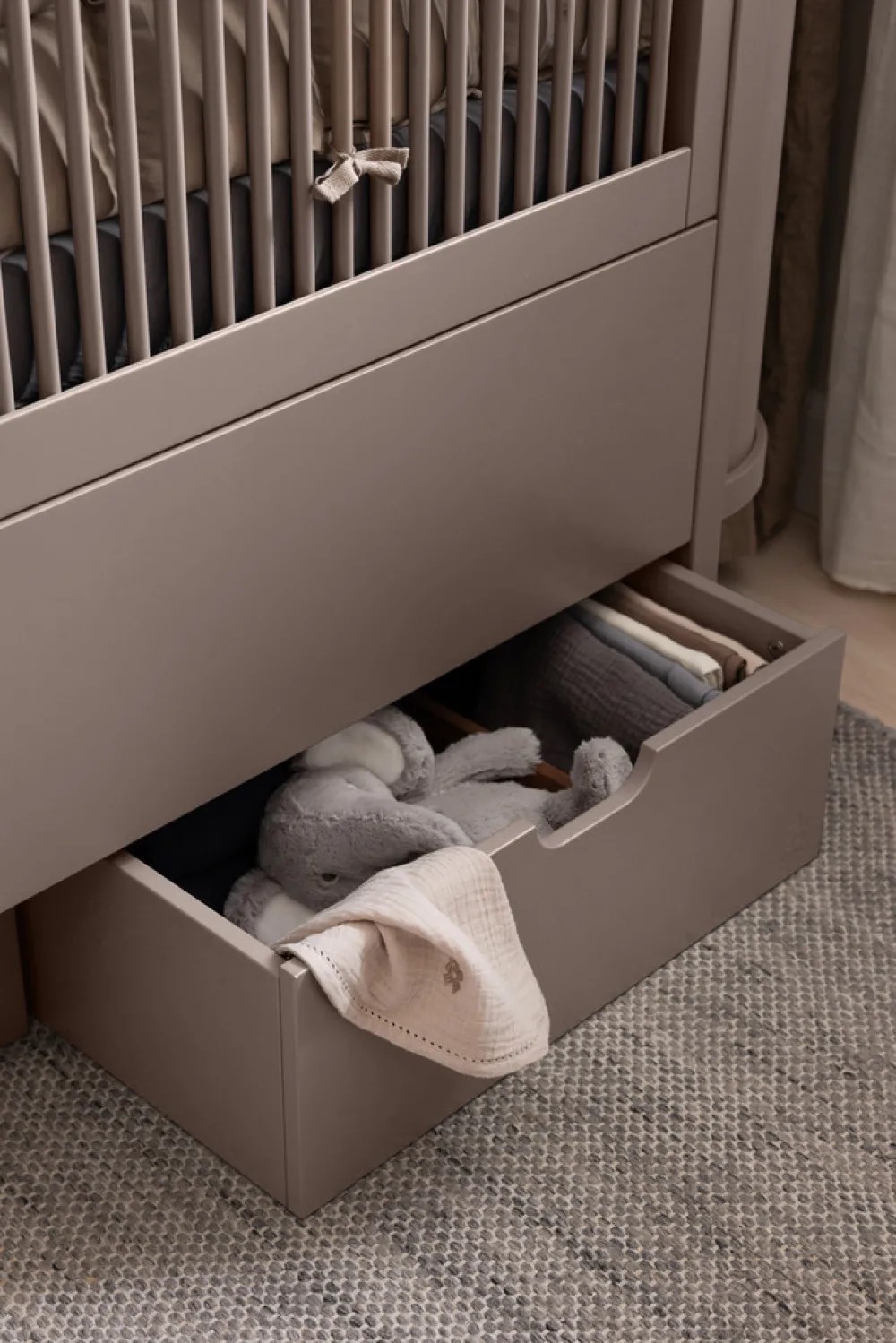 Sebra sengeskuffen - jetty beige - FSC®-Børn Tremmesenge