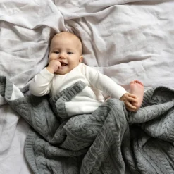 VINTER & BLOOM Striktæppe med fleece - Misty grey-Børn Tæpper