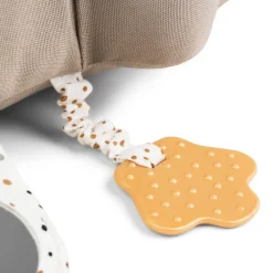 Done By Deer Tummy time aktivitetslegetøj - Croco Sand- Aktivitetslegetøj